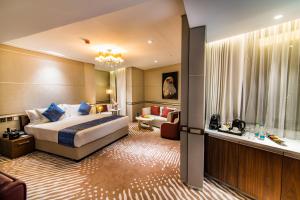 Un pat sau paturi într-o cameră la VIP Hotel Doha Qatar
