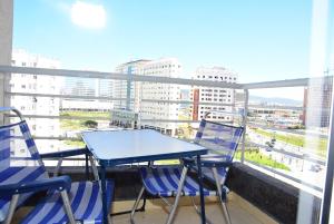 d'une table et de chaises sur un balcon avec vue sur la ville. dans l'établissement Wellness Home, à Tanger