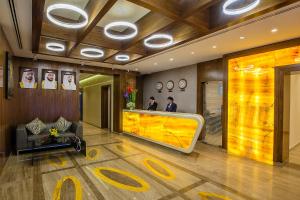 eine Lobby mit einer Rezeption in einem Gebäude in der Unterkunft Al Sarab Hotel in Dubai