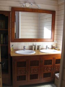 a bathroom with two sinks and a large mirror at BnB Atelier de St. Maurice in Vésenaz