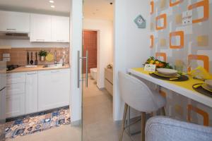 A kitchen or kitchenette at Little House