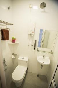 A bathroom at Tas 96 Inn