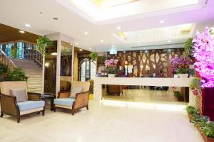 Warwick Hotel Cheung Chau في هونغ كونغ: لوبي فندق فيه كراسي وزهور