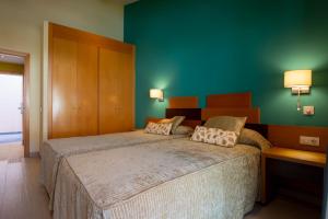A bed or beds in a room at Apartamentos Cordial Mogán Valle
