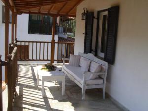 A balcony or terrace at To Ktima tis Matinas