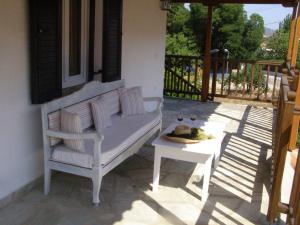 A balcony or terrace at To Ktima tis Matinas