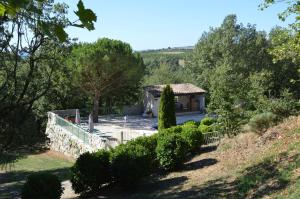 vistas a una casa desde el jardín en Les Rouges Gorges du Domaine du Moulin 14, en Étables