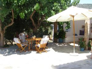 A patio or other outdoor area at To Ktima tis Matinas