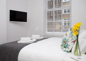 Lova arba lovos apgyvendinimo įstaigoje Soho Suites by Indigo Flats