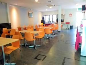 a dining room with tables and chairs in a restaurant at Hotel Jelai @ Raub, Pahang in Raub