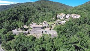 une vue aérienne sur une maison sur une montagne dans l'établissement La myrtilleraie, à Péreyres