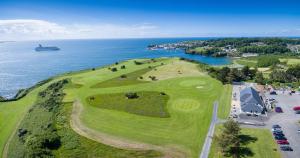 uma vista aérea de um campo de golfe junto ao oceano em Dunmore East Holiday and Golf Resort Apartments em Dunmore East
