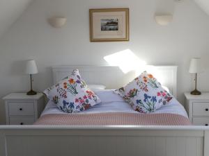 En eller flere senge i et værelse på Driftwood Cottage