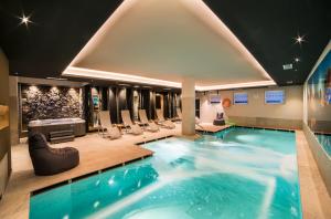 Piscina di Hotel Cime D'Oro o nelle vicinanze