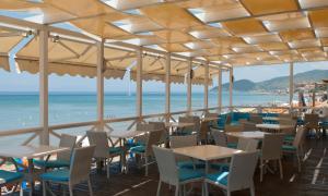 a restaurant with a view of the beach at Hotel Paradiso in Santa Maria di Castellabate