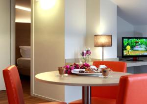 jadalnia ze stołem i talerzem jedzenia w obiekcie Hotel Colonne w mieście San Giovanni Rotondo