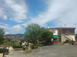 parking przed budynkiem w obiekcie Agerre Goikoa Agroturismo w mieście Zarautz