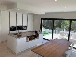 A kitchen or kitchenette at Villa las Colinas Golf Resort