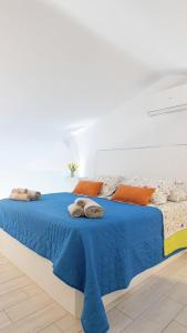 Playa del AguilaにあるLovely De Luxe apartment for Holiday front Atlantic !!!のベッドルーム1室(青いシーツとオレンジの枕が備わるベッド1台付)