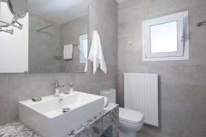 A bathroom at Seaview Luxurious Apartment near Corfu town by Konnect - Adults only
