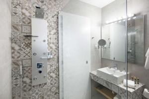 A bathroom at Seaview Luxurious Apartment near Corfu town by Konnect - Adults only Még 7 kép