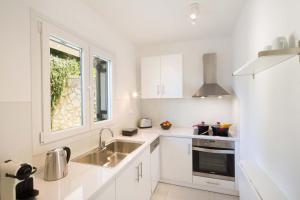 A kitchen or kitchenette at Seaview Luxurious Apartment near Corfu town by Konnect - Adults only
