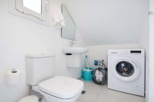 A bathroom at Seaview Luxurious Apartment near Corfu town by Konnect - Adults only