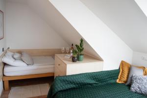 Postel nebo postele na pokoji v ubytování Hetényi Apartmanház és Birtok