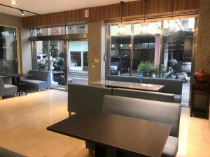 a restaurant with a table and chairs and windows at 埔里金宿&車站旁邊 in Puli