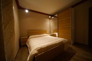 1 dormitorio con 1 cama grande en una habitación en CASA VACANZE DA SIRA en Marta