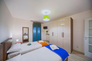1 dormitorio con 2 camas y espejo en Elegant Pol's Loft, en Trieste