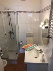 een badkamer met een wastafel en een douche bij Beth in Stresa +14 foto's
