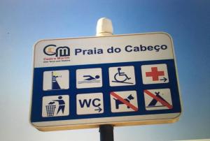 蒙蒂戈杜Villa de vacances 3 chambres et 6 couchages max. à proximité de mer à Praia Verde Algarve的a sign for azonazona do calazazos