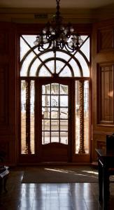 マズノウにあるLlar de Capitansのシャンデリア付きの客室内の大きなガラスドア