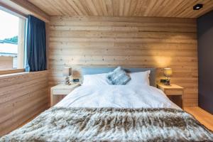 Postel nebo postele na pokoji v ubytování Riffelalp Lodge