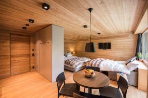 Postel nebo postele na pokoji v ubytování Riffelalp Lodge