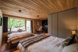 Postel nebo postele na pokoji v ubytování Riffelalp Lodge