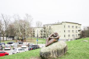 una estatua de una mujer sentada en una roca en Apartment Bugaj, en Varsovia