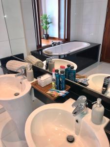 D-Lux 4 bed beachfront apartment with sea view tesisinde bir banyo