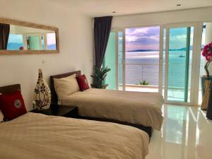 Кровать или кровати в номере D-Lux 4 bed beachfront apartment with sea view
