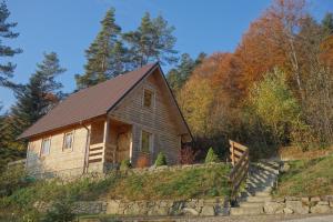 ein altes Haus an einem Hang in der Unterkunft Bukowinka in Krempna
