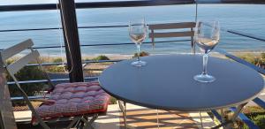 モルシェにあるCamaroteのワイン2杯(テーブルに座ったバルコニー付)