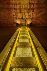 un tunnel avec une ligne jaune dans un mur de briques dans l'établissement Hotel Tunnel of Love, à Klevanʼ