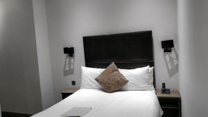 A bed or beds in a room at Maitrise Hotel Edgware Road &ndash; London 