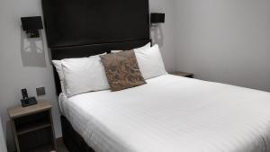 A bed or beds in a room at Maitrise Hotel Edgware Road &ndash; London 