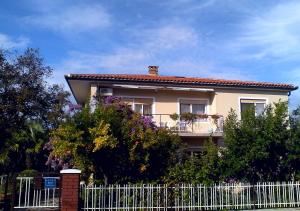 una casa con una cerca blanca delante de ella en Sweet apartment in Pomer, en Pomer