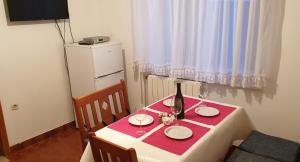 una mesa con dos platos y una botella de vino en Sweet apartment in Pomer, en Pomer