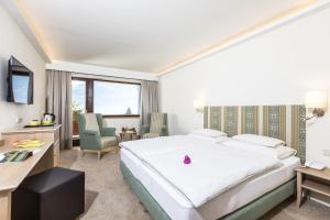 Posteľ alebo postele v izbe v ubytovaní ALPIN- Das Sporthotel, SUMMERCARD included May - September