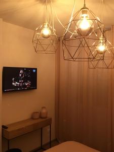 En tv och/eller ett underhållningssystem på Hotel Moniga