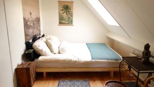 1 dormitorio con 1 cama en el ático en Vegotel, en Blije